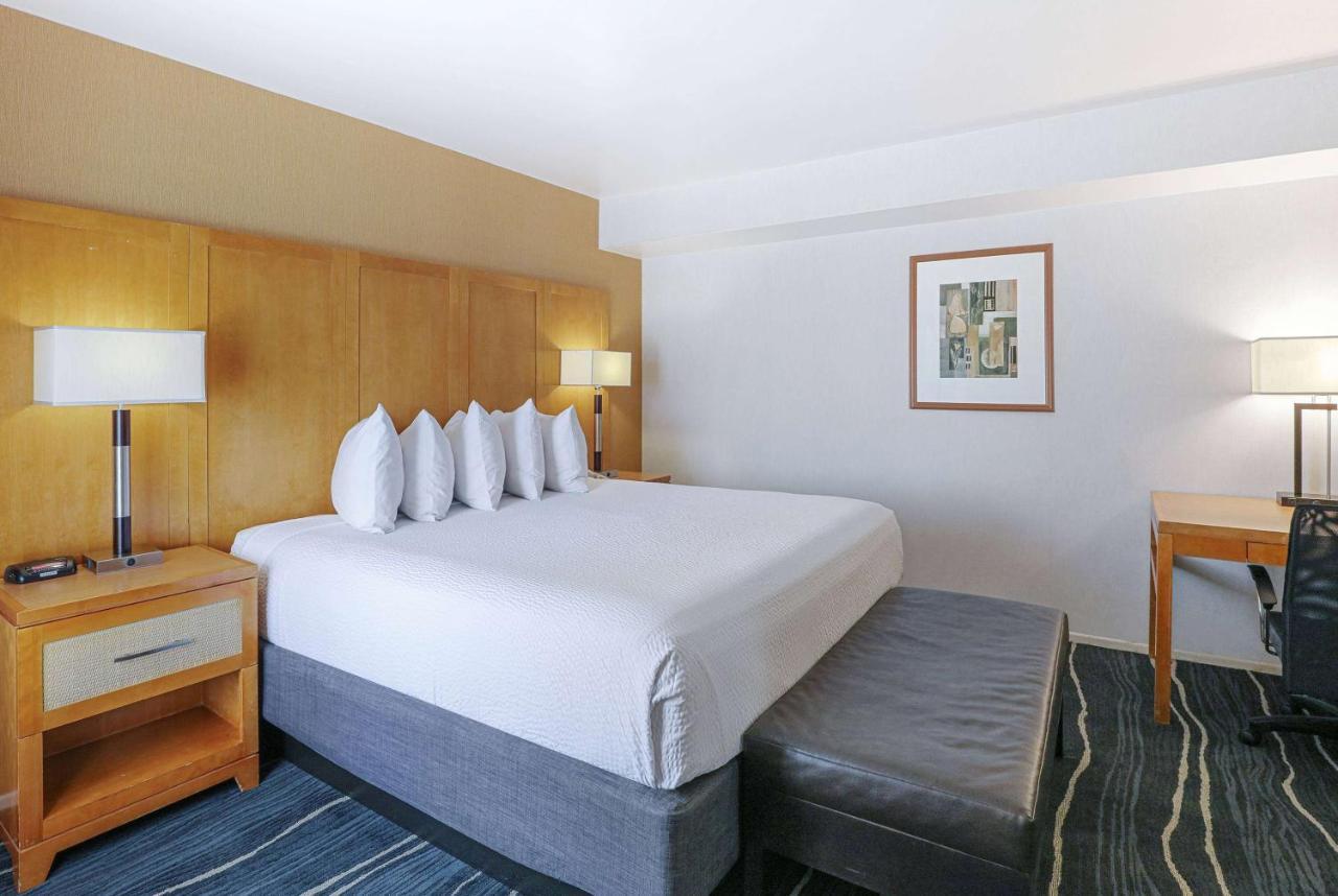 Ramada By Wyndham Costa Mesa/Newport Beach Buitenkant foto