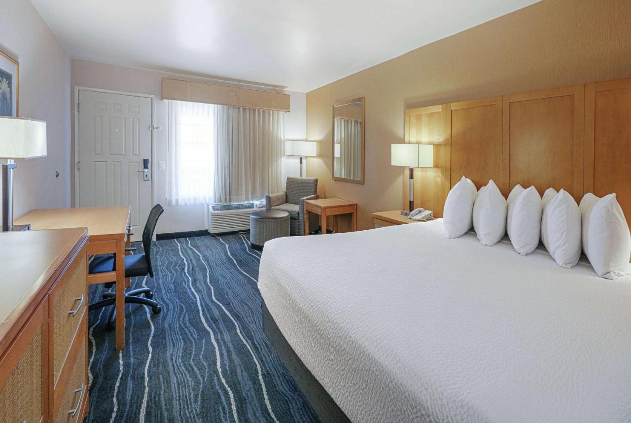 Ramada By Wyndham Costa Mesa/Newport Beach Buitenkant foto