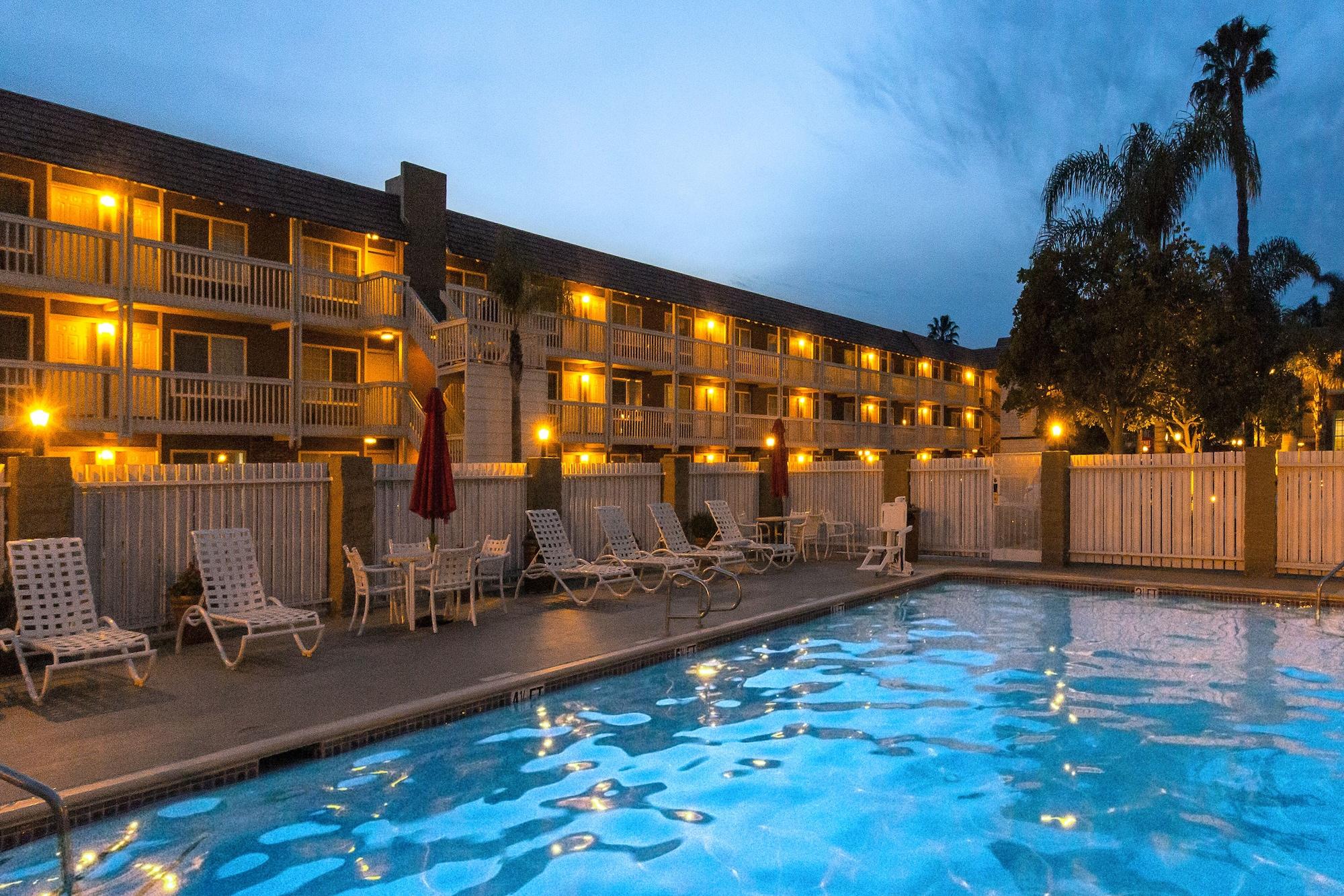 Ramada By Wyndham Costa Mesa/Newport Beach Buitenkant foto