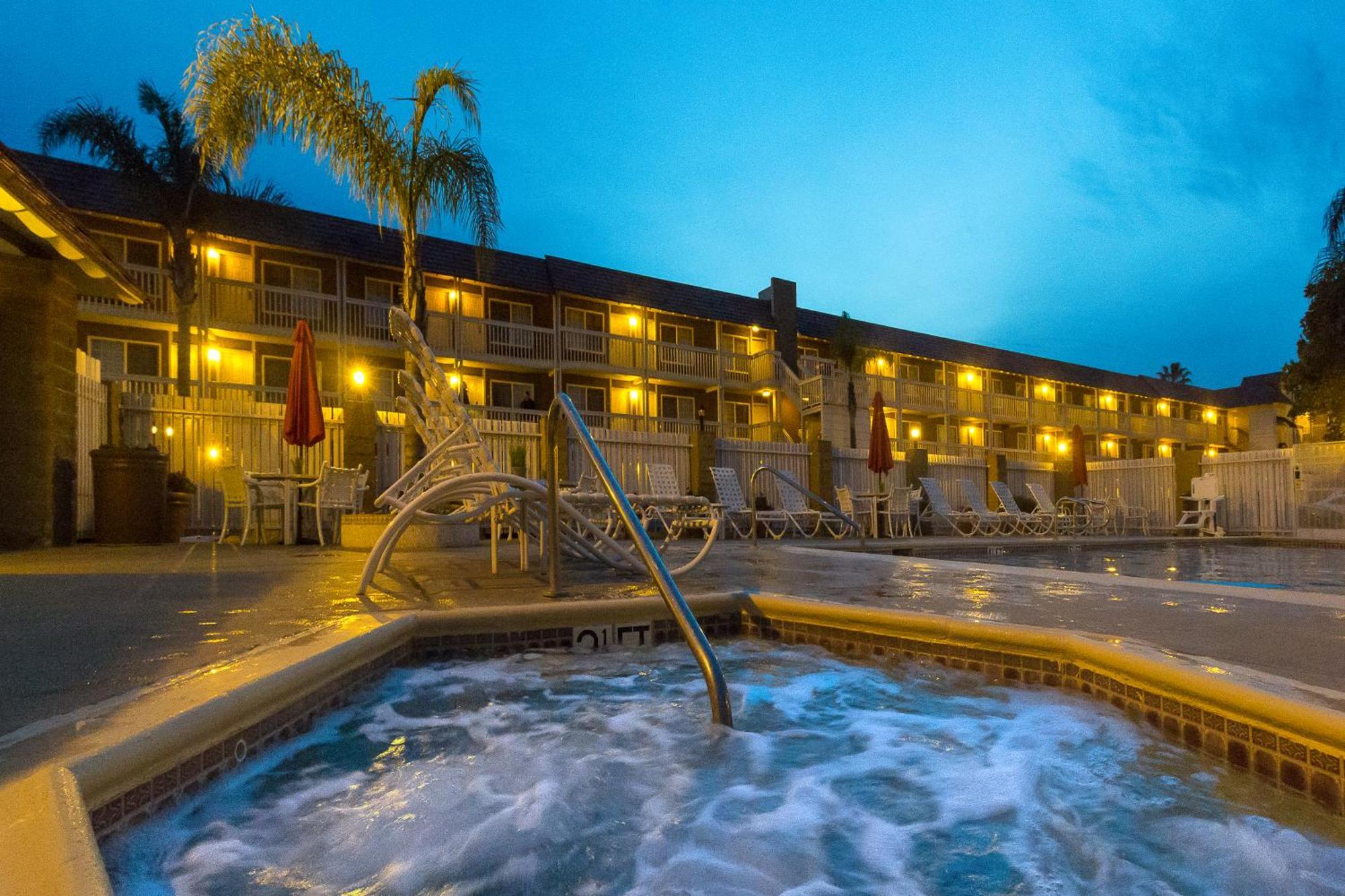 Ramada By Wyndham Costa Mesa/Newport Beach Buitenkant foto