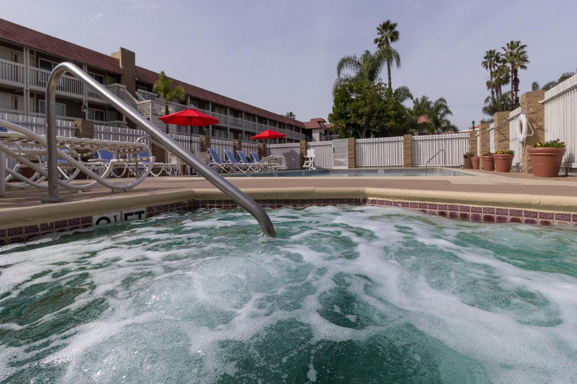 Ramada By Wyndham Costa Mesa/Newport Beach Buitenkant foto