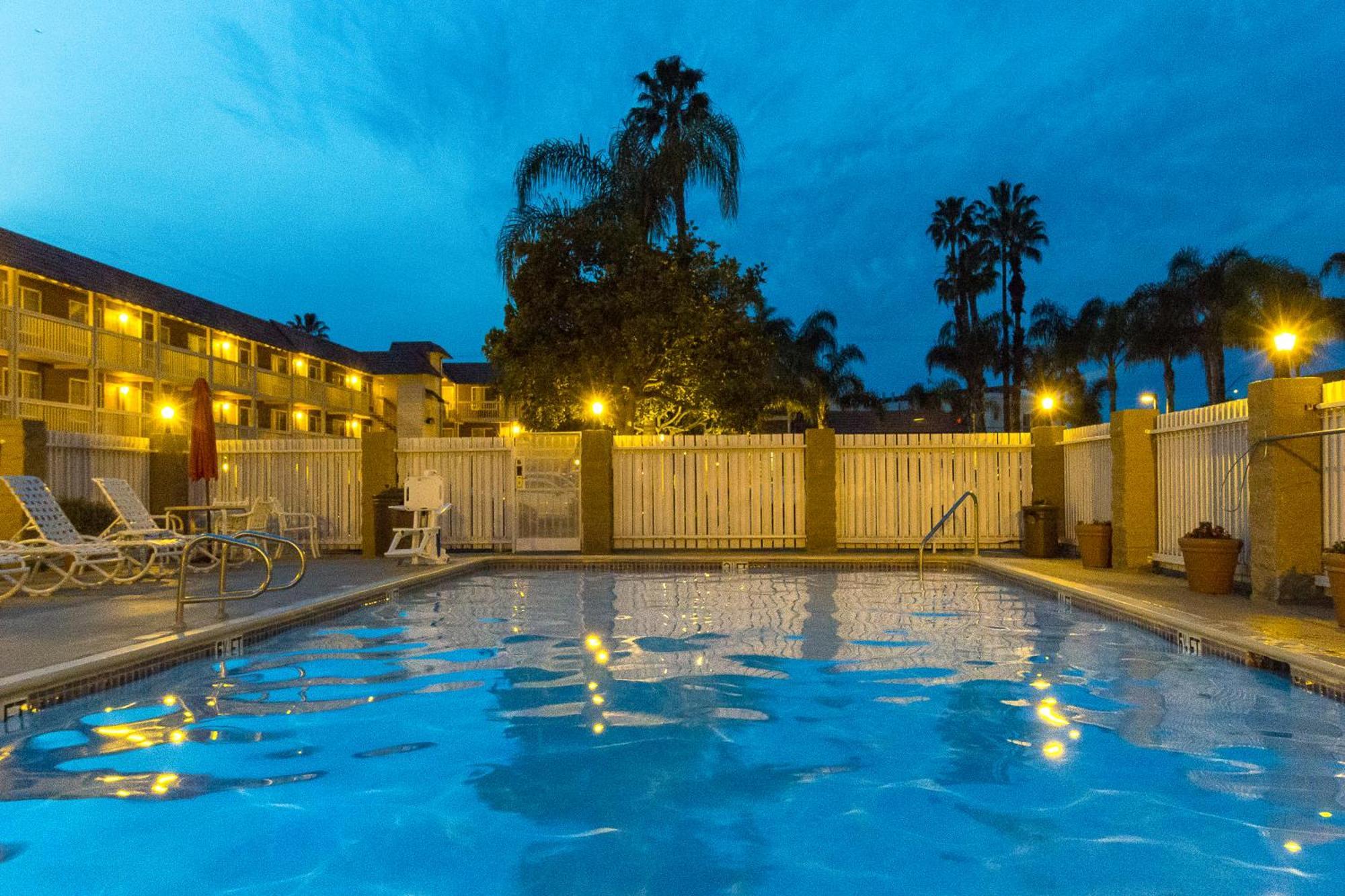 Ramada By Wyndham Costa Mesa/Newport Beach Buitenkant foto