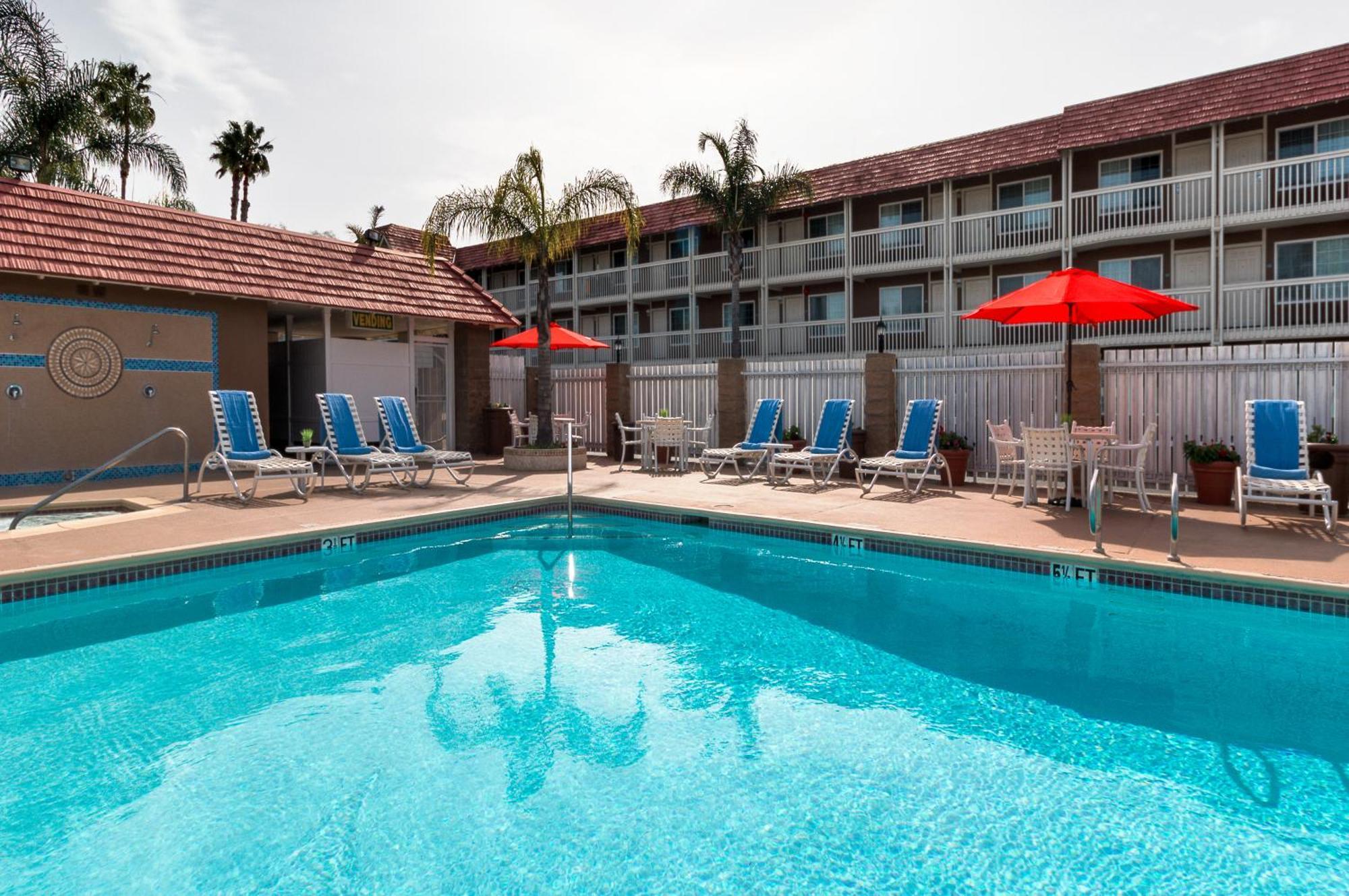 Ramada By Wyndham Costa Mesa/Newport Beach Buitenkant foto